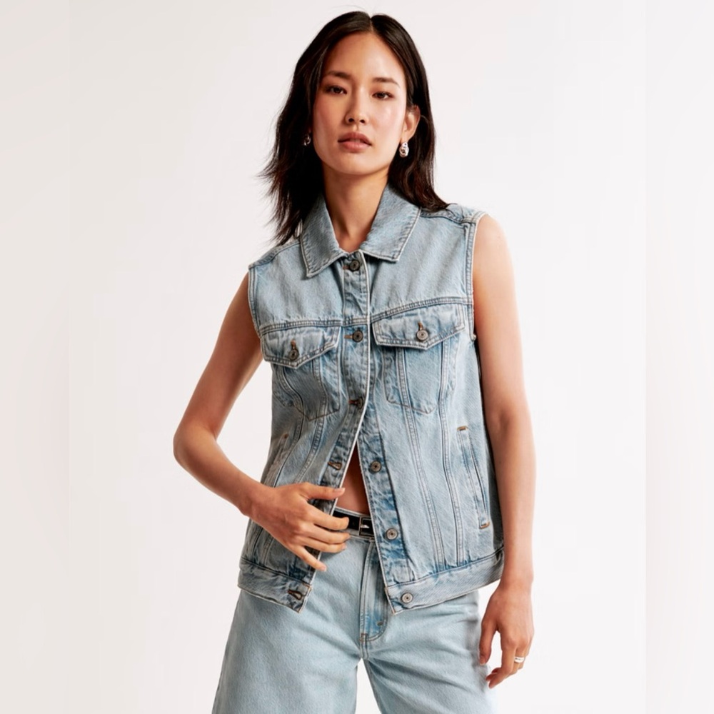 Abercrombie & Fitch distressed Jean vest in size small